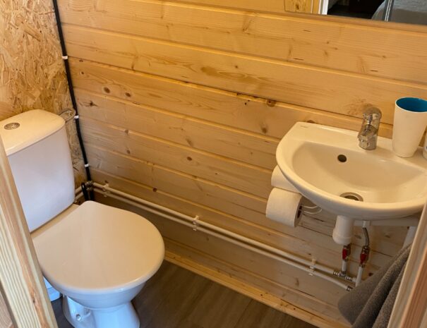 rannamajutus_palkmaja_wc