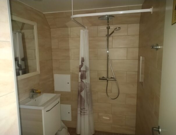 hoovimaja_dušš_rannamajutus